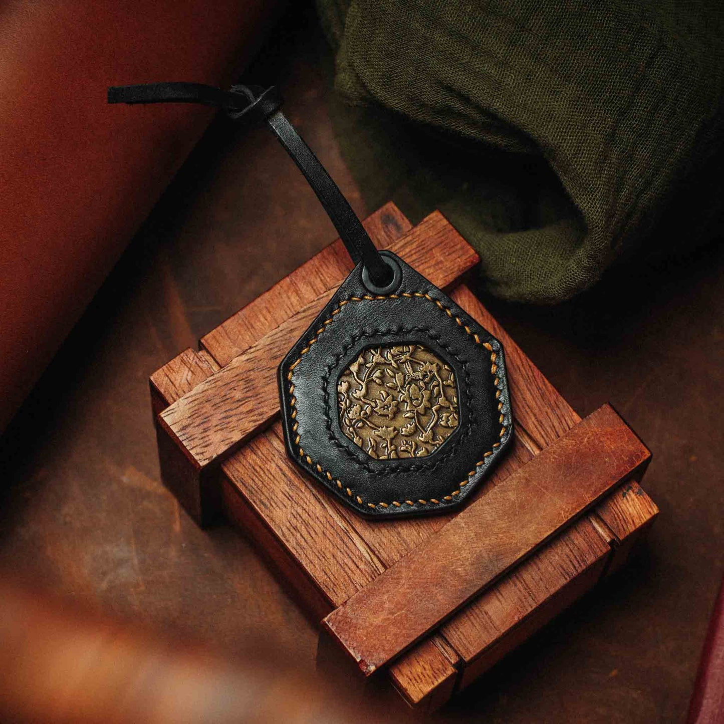 Peso Pocket v4 Plus - Octagonal challenge coin holder