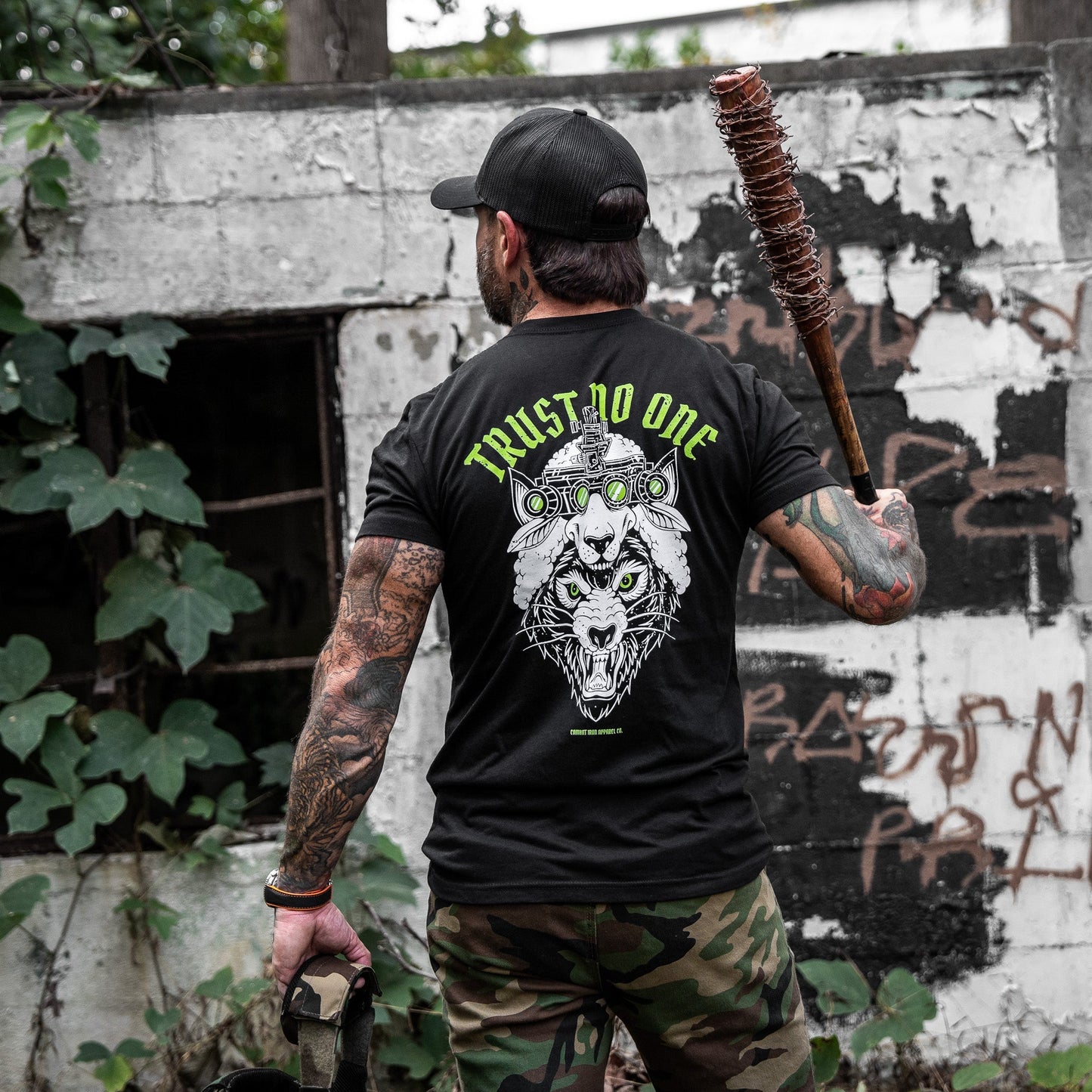 Trust No One Wolf Men's T-Shirt